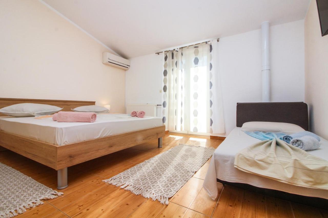 Goles Apartments-First Row To The Sea Rogoznica  Exteriör bild
